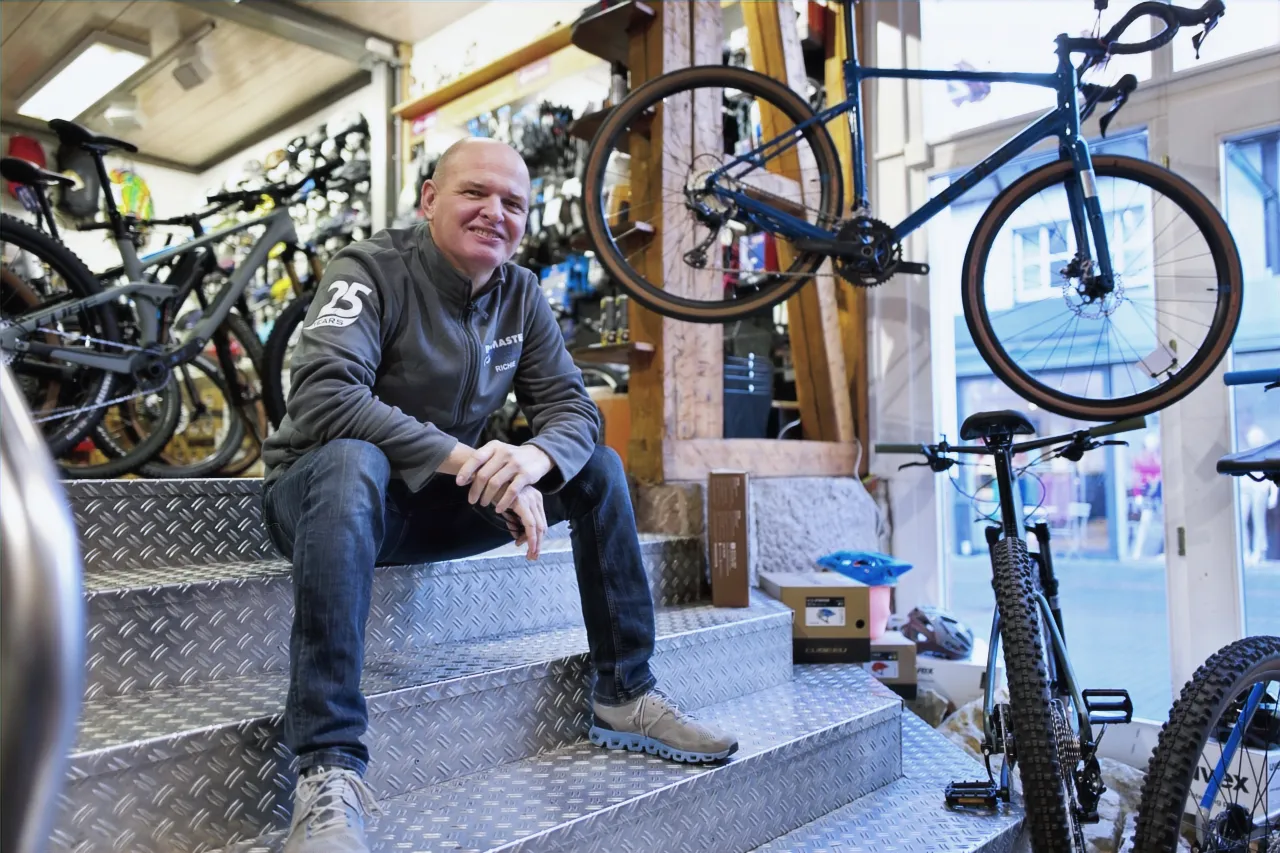 Inhaber Richie in seinem Fahrradladen Bikemaster Nagold